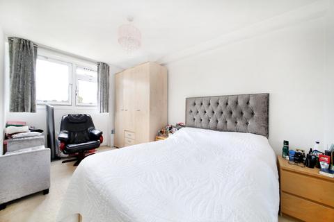 3 bedroom flat for sale, Maskelyne Close, Battersea, London