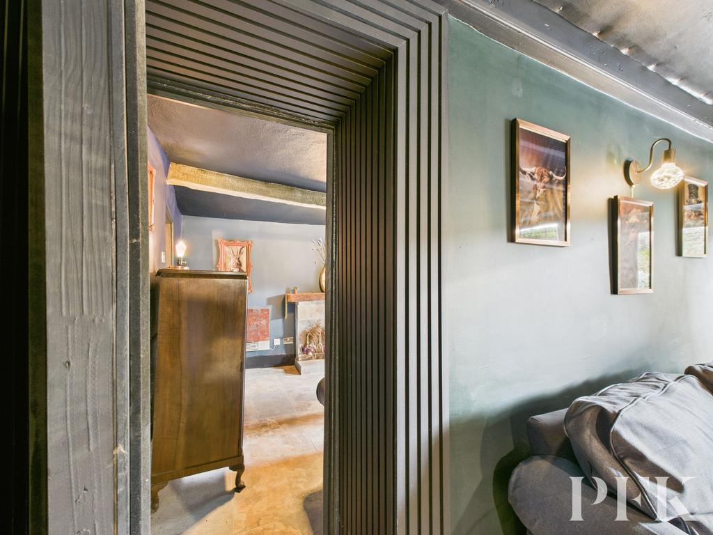 Adjoining Doorway - 2 through to 1