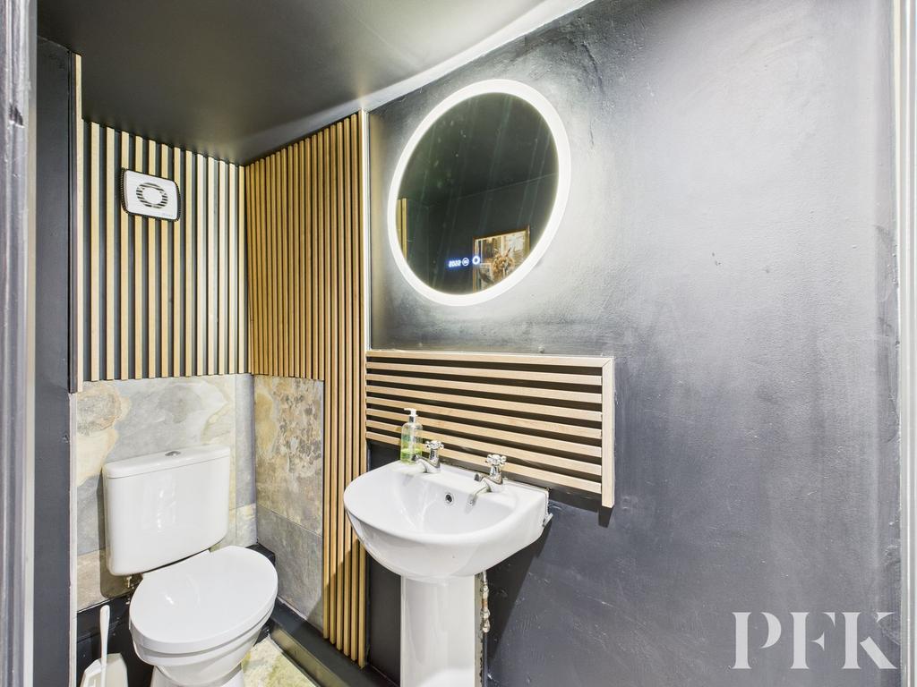 2 Midtown - Shower Room