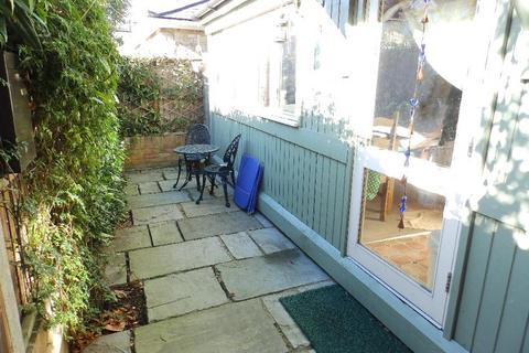 Studio to rent, Worthington Road, Surbiton