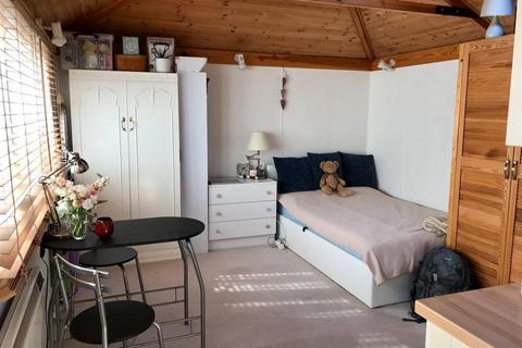 Studio to rent, Worthington Road, Surbiton