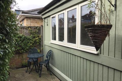 Studio to rent, Worthington Road, Surbiton