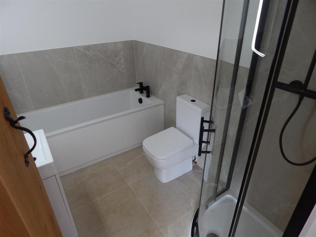 En-suite bathroom with seperate shower