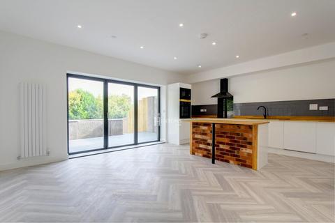 3 bedroom semi-detached bungalow to rent, Clos Y Bryn, Rhiwbina, Cardiff