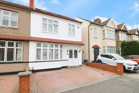 4 bedroom end of terrace house for sale, Buntingbridge Road, Ilford IG2