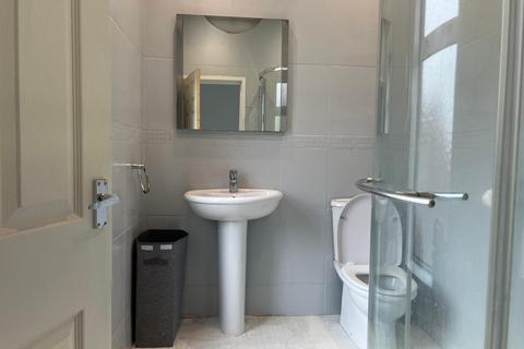 2 bedroom end of terrace house to rent, Huddersfield Road, Dewsbury WF13