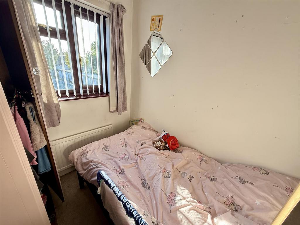 Front bedroom 3
