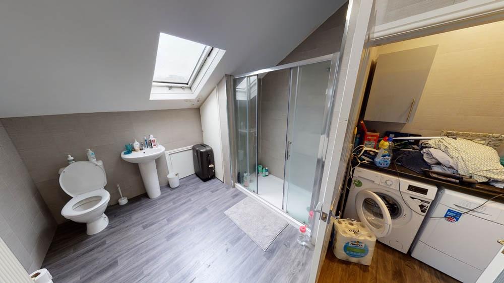 A spacious and well-maintained bathroom featuri...