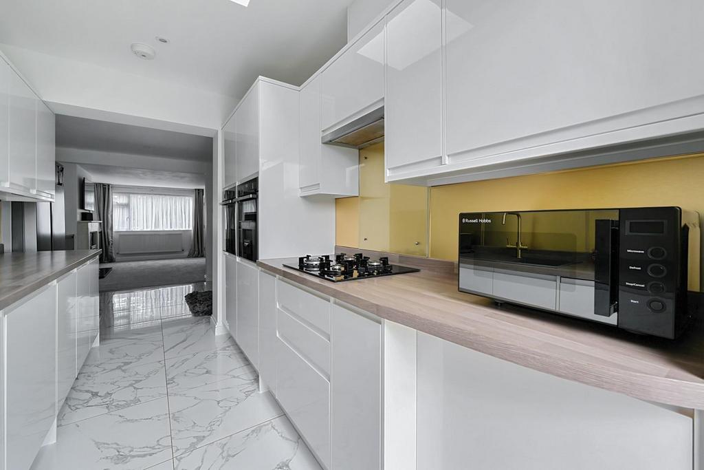 11 Saffron Close BN43 (15).jpg
