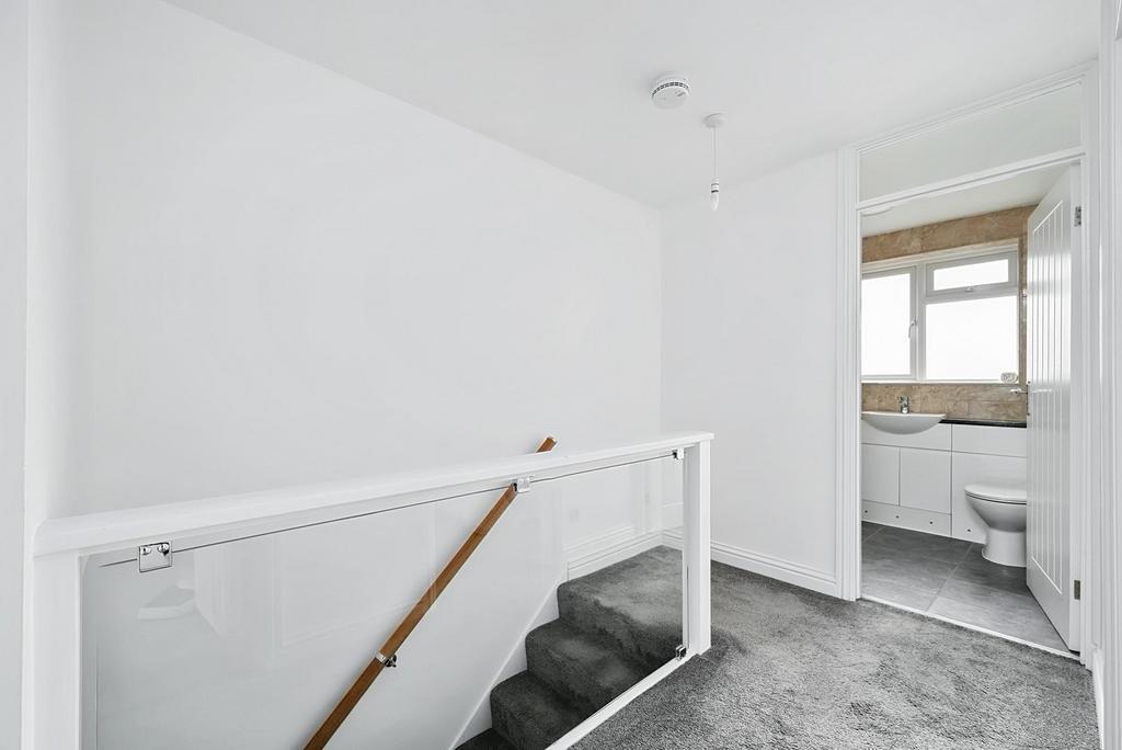 11 Saffron Close BN43 (6).jpg