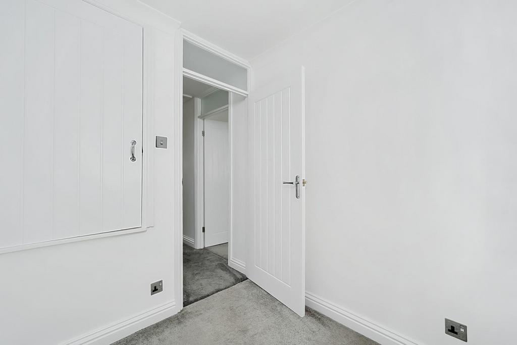 11 Saffron Close BN43 (8).jpg