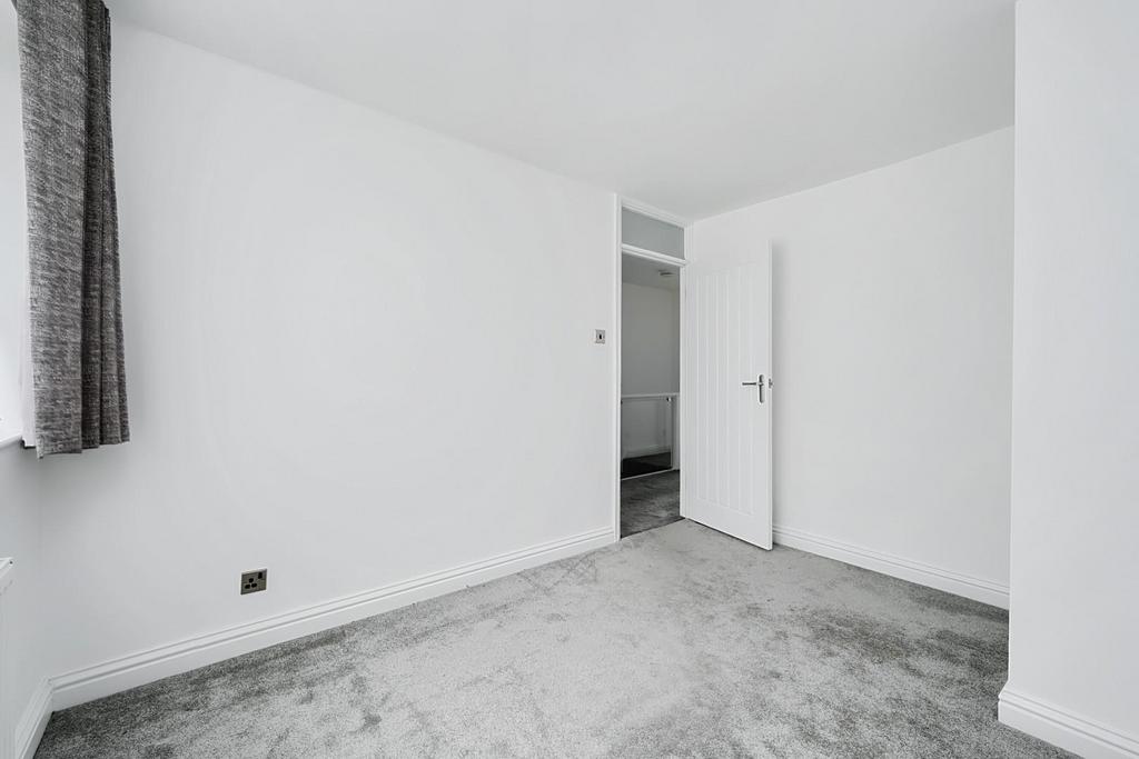11 Saffron Close BN43 (18).jpg