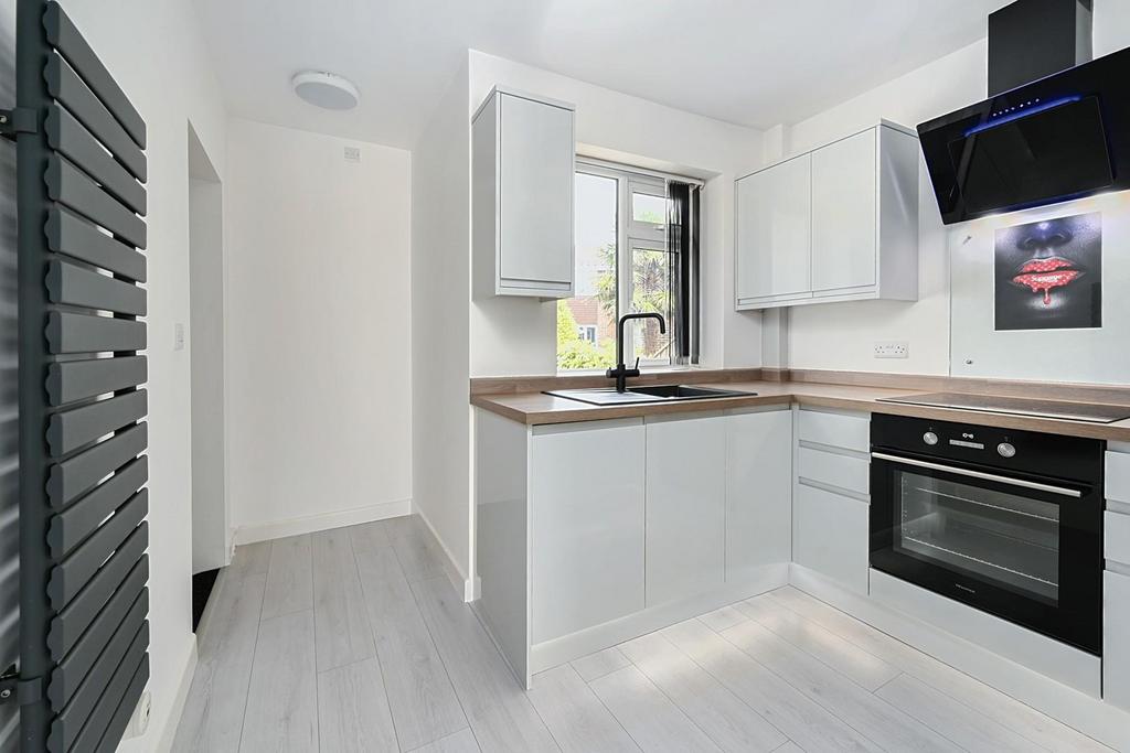11 Saffron Close BN43 (24).jpg