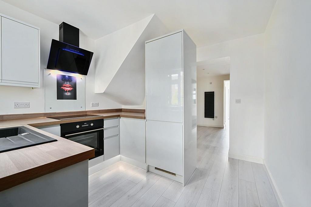 11 Saffron Close BN43 (25).jpg