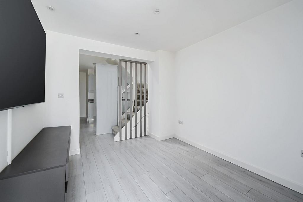 11 Saffron Close BN43 (28).jpg