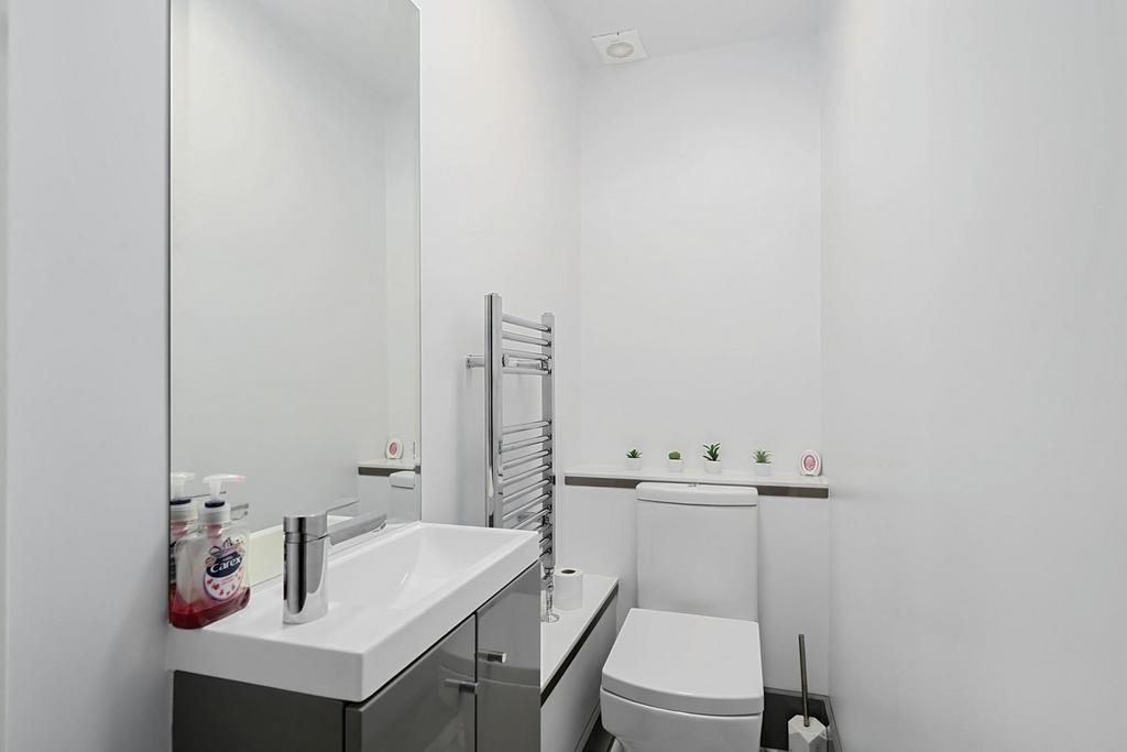 11 Saffron Close BN43 (16).jpg
