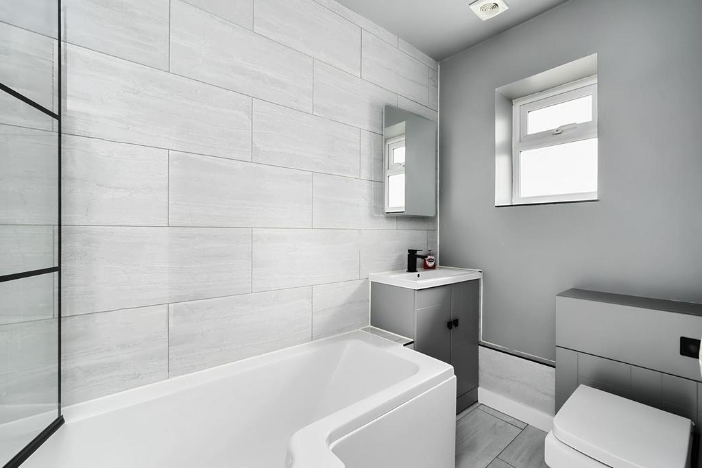 11 Saffron Close BN43 (22).jpg