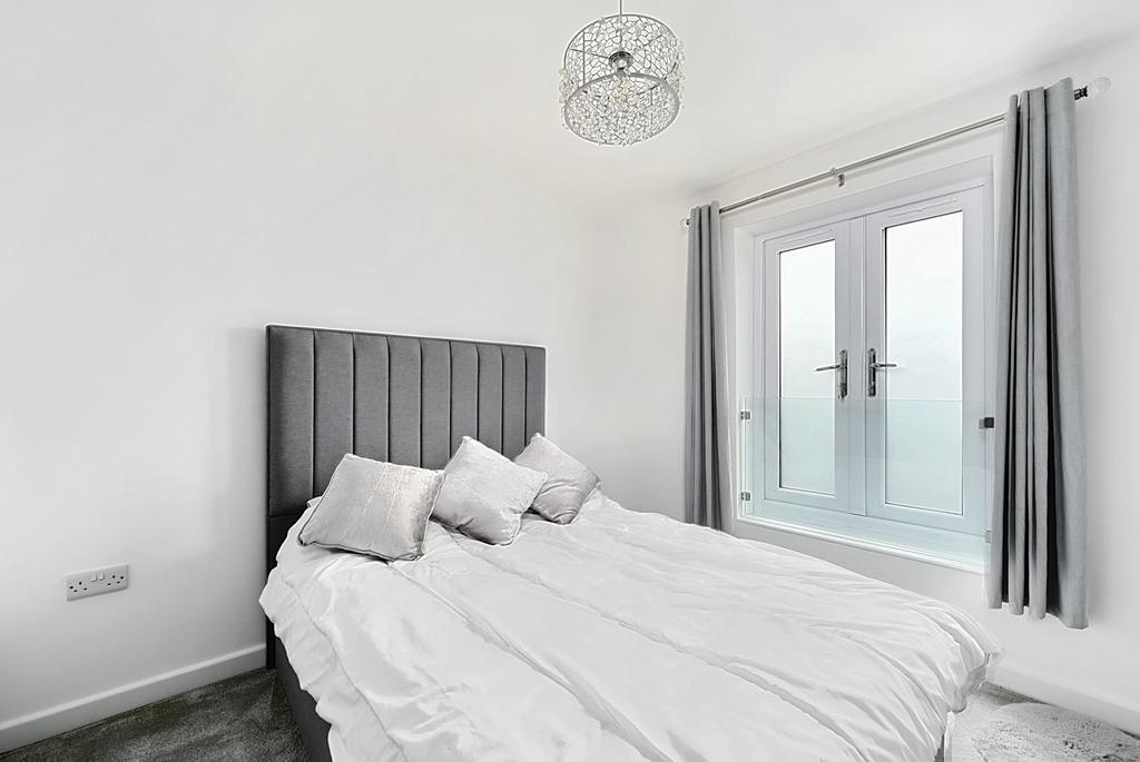 11 Saffron Close BN43 (30).jpg