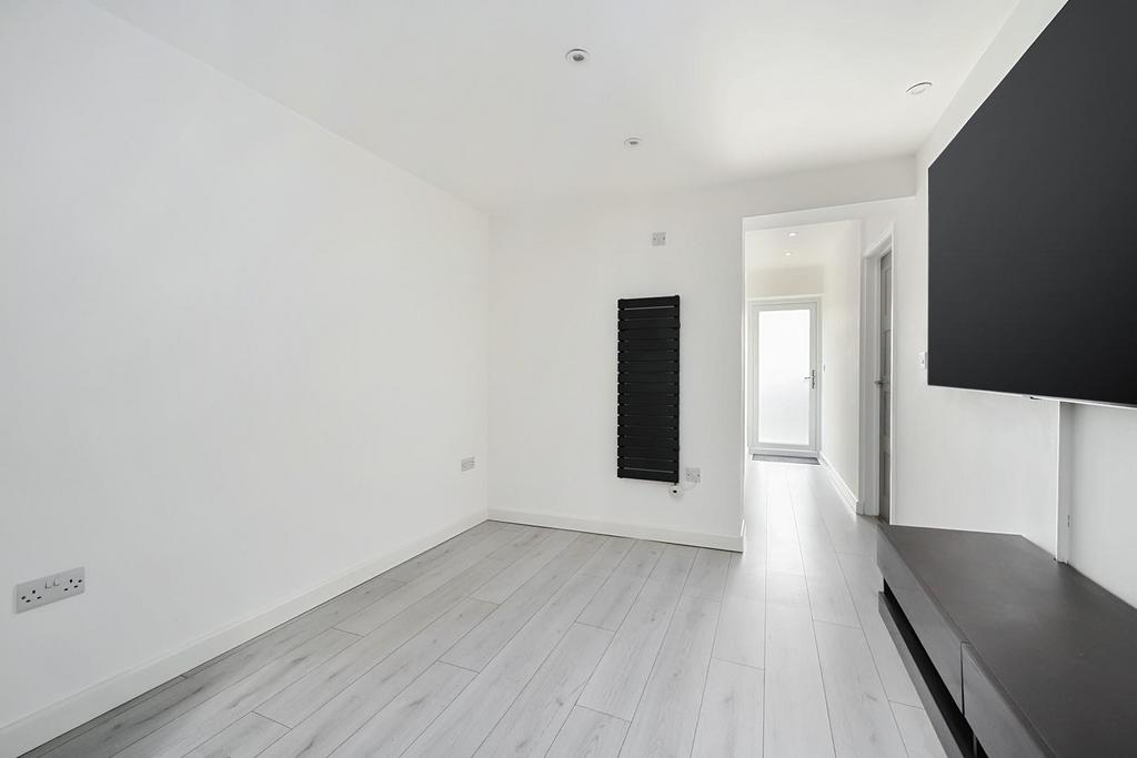 11 Saffron Close BN43 (27).jpg