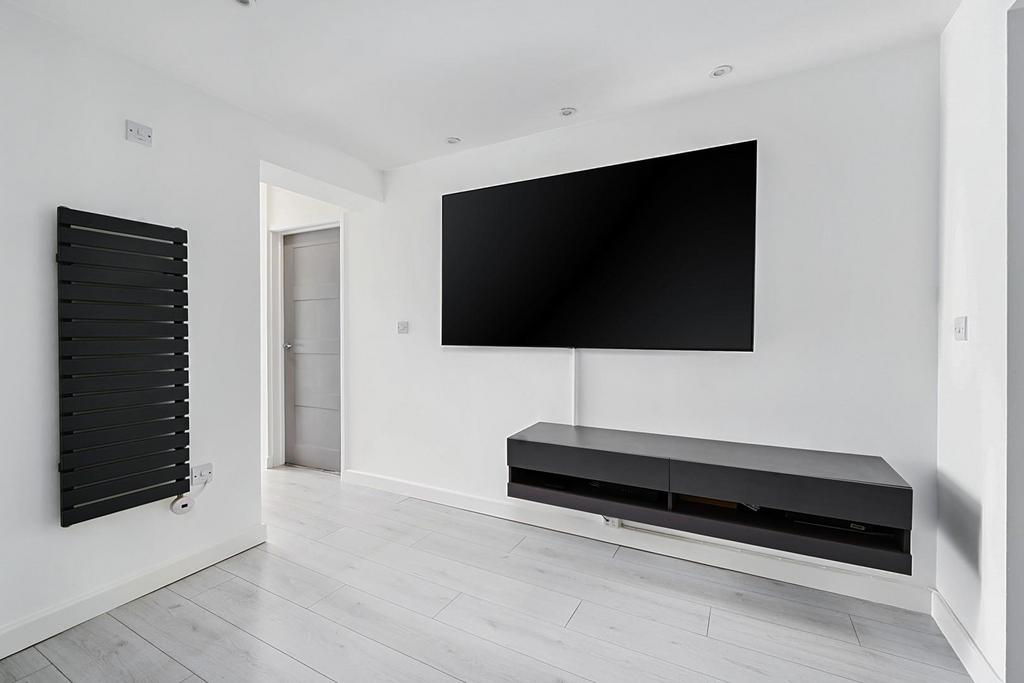 11 Saffron Close BN43 (29).jpg