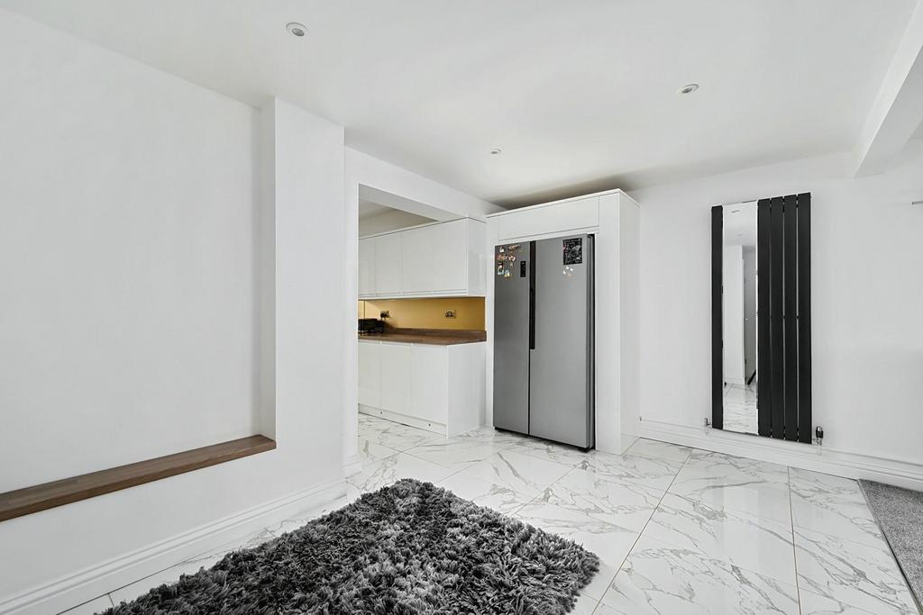 11 Saffron Close BN43 (10).jpg
