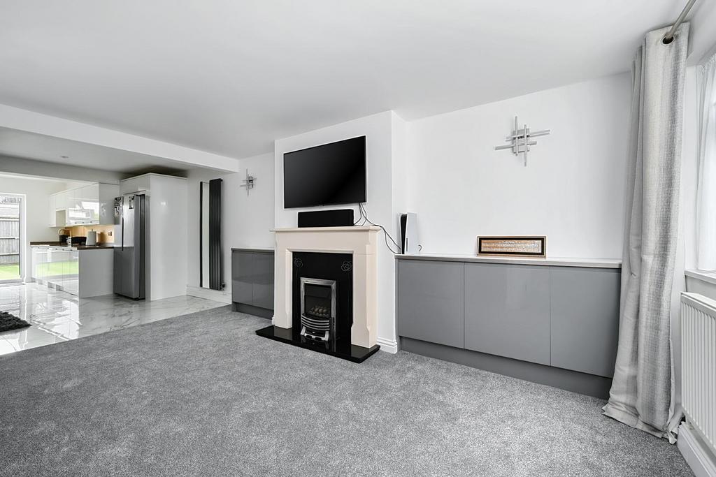 11 Saffron Close BN43 (1).jpg