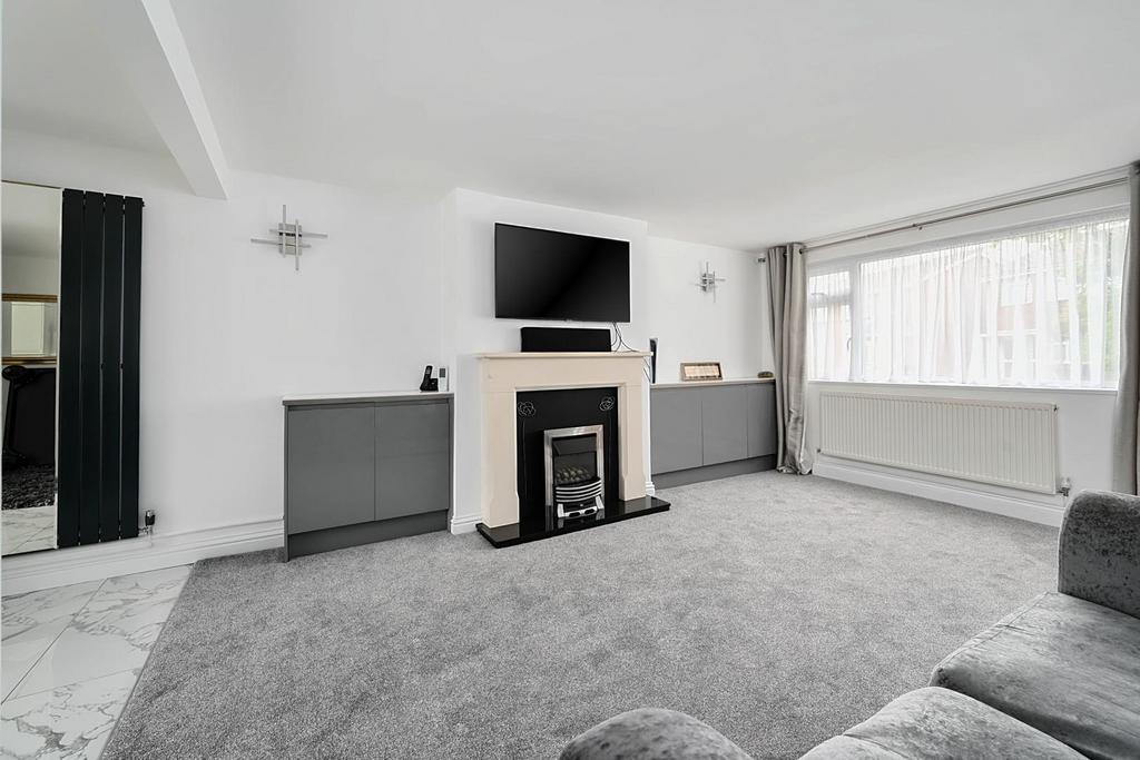 11 Saffron Close BN43 (3).jpg