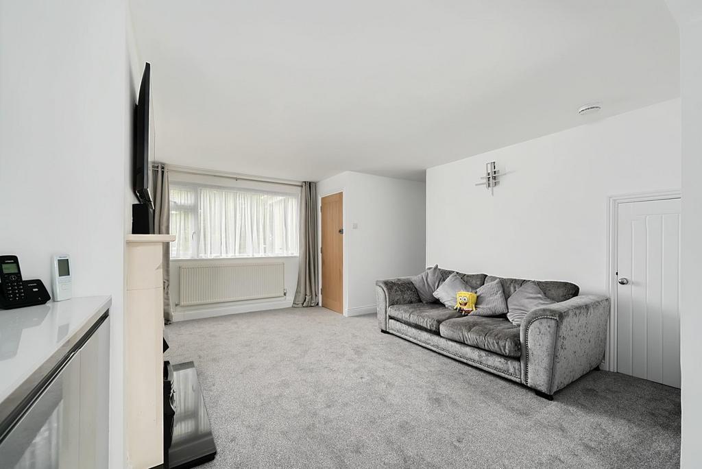 11 Saffron Close BN43 (4).jpg