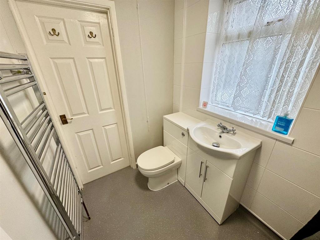 Bathroom 2b.jpg