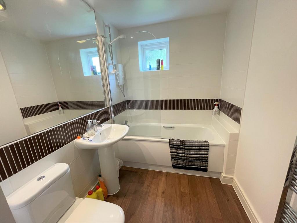 Family Bathroom Downstairs.jpeg