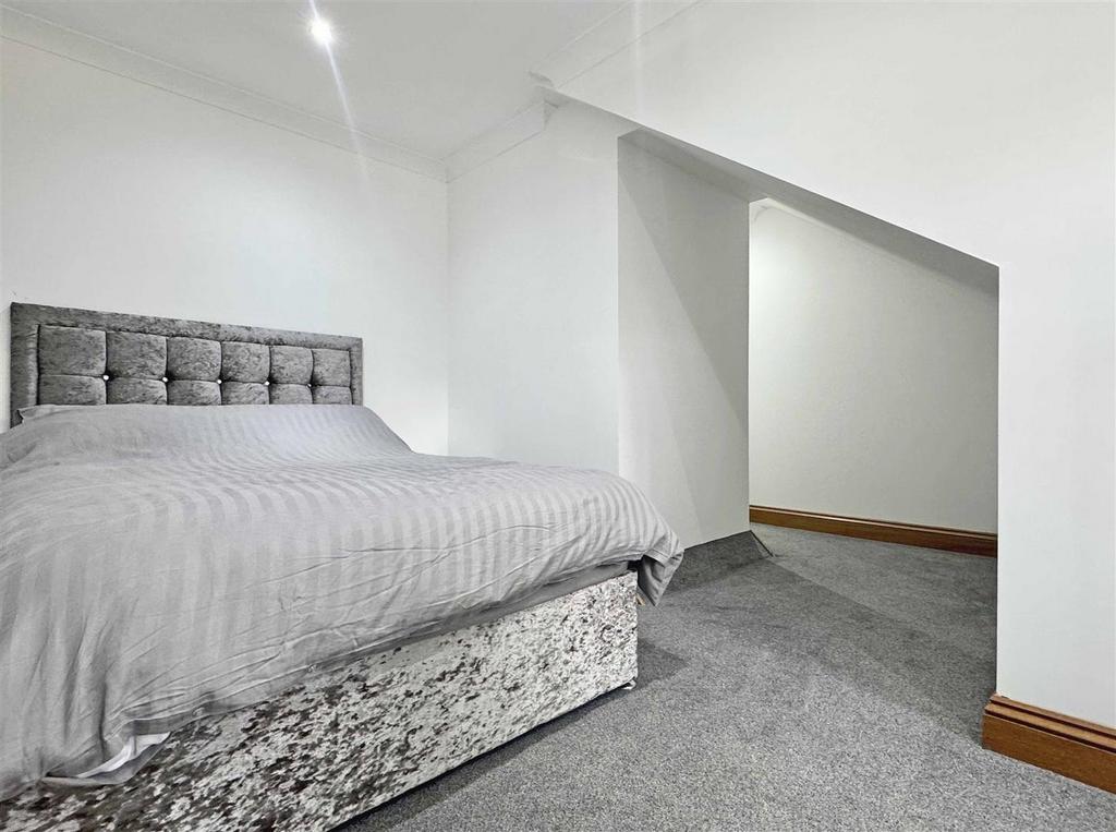 Bedroom 4b.jpg