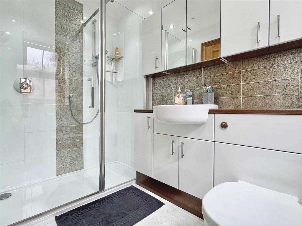 En-Suite To Bedroom 2.jpg