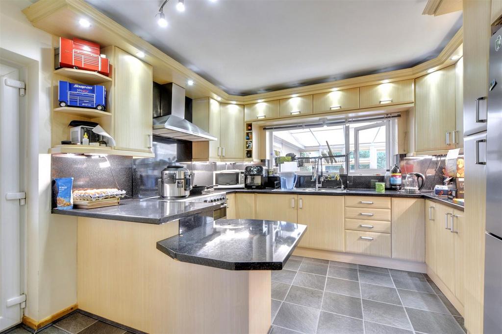 Kitchen 2.jpeg
