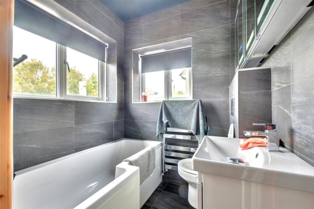 Bathroom 2.jpeg