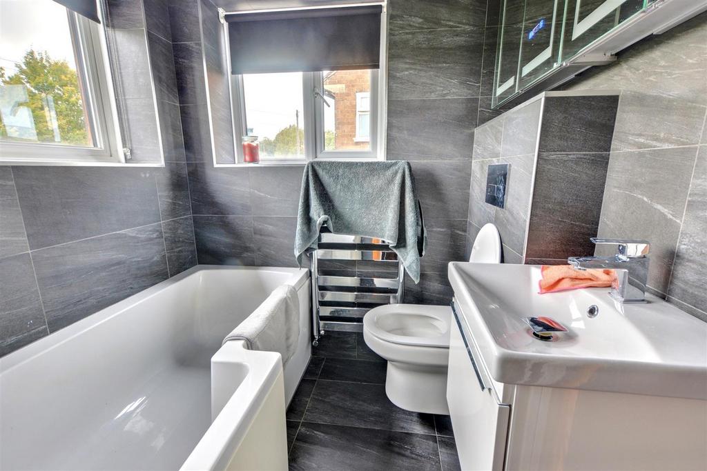Bathroom 1.jpeg
