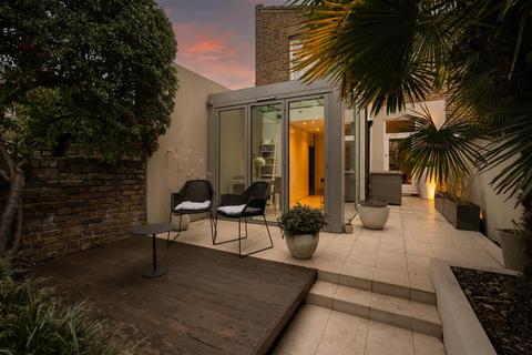 2 bedroom end of terrace house to rent, St. Marks Place, Windsor