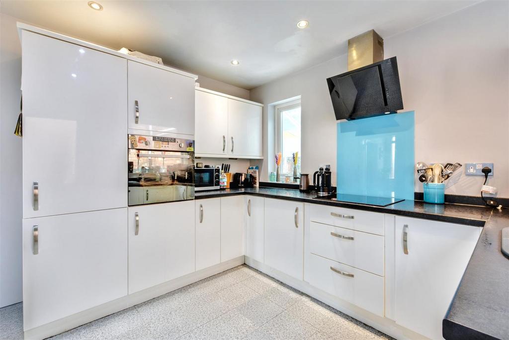 Kitchen 2.jpeg