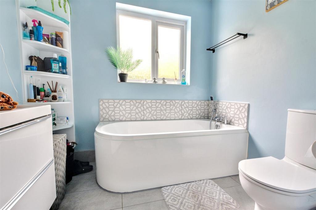 Bathroom 2.jpeg