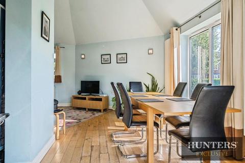 3 bedroom semi-detached house for sale, North Cliff Avenue, Scarborough
