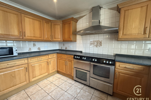 4 bedroom semi-detached house to rent, North Hyde Road, HAYES UB3