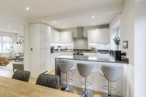 2 Thomas Chapman Grove, Northampton, NN4 8RQ