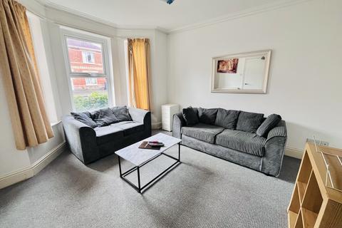 5 bedroom detached house to rent, Parker Road, Winton, Bournemouth