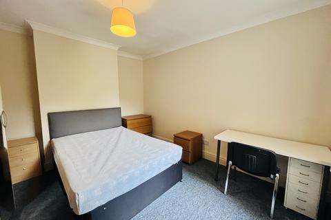 5 bedroom detached house to rent, Parker Road, Winton, Bournemouth