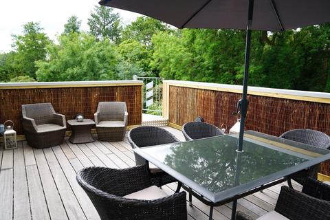 Studio to rent, Holtye Road, East Grinstead, West Sussex, RH19