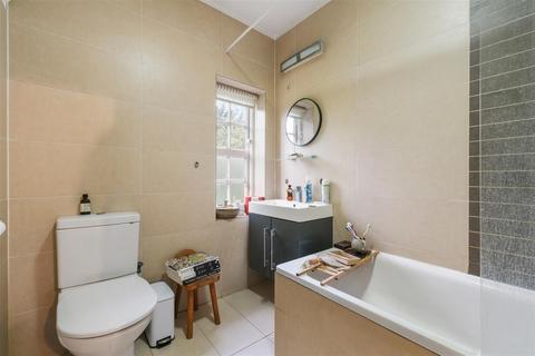 40 Asmuns Place, London, NW11 7XG