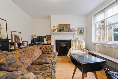 40 Asmuns Place, London, NW11 7XG