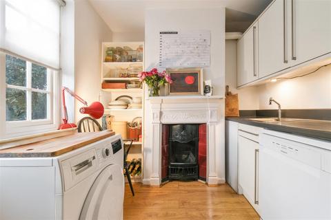 40 Asmuns Place, London, NW11 7XG