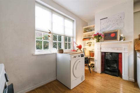 40 Asmuns Place, London, NW11 7XG