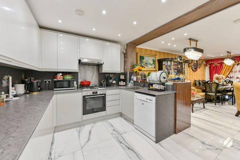 5 bedroom end of terrace house to rent, Cherry Garth, Brentford, TW8