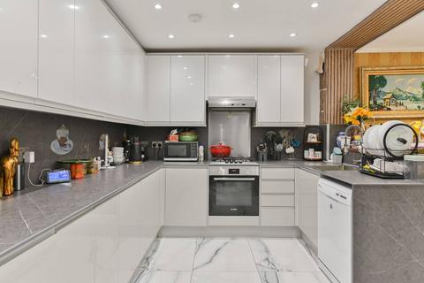 5 bedroom end of terrace house to rent, Cherry Garth, Brentford, TW8